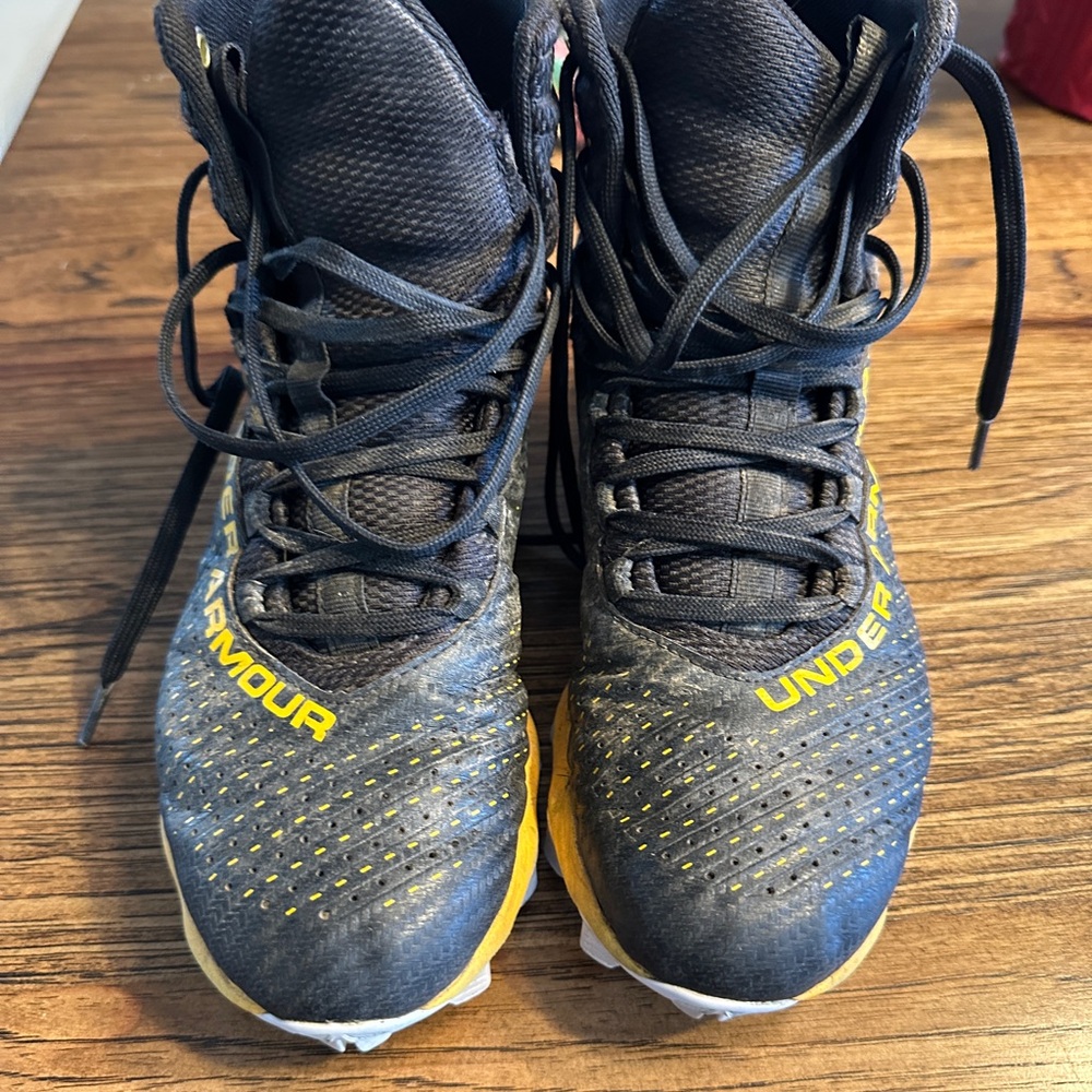 Boys size 5 UA cleats. Black/yellow